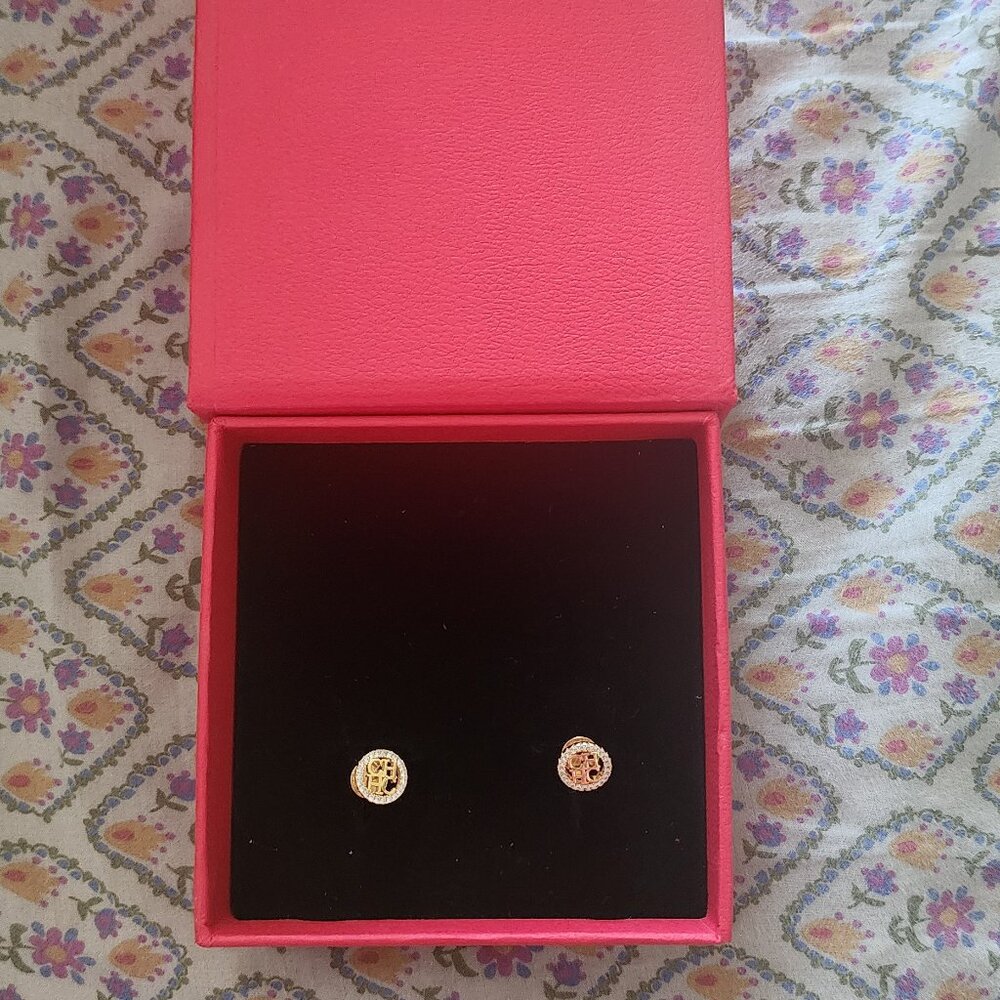 Stud earings